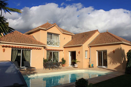 die Villa «Aux Trois Cônes» und ihr Pool vom Garten aus gesehen